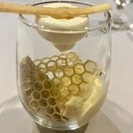 294689525 - 本日のデザートは、川添茶のシフォンケーキ　蜂蜜のバニラアイス。蜂の巣をイメージしていて、器の上縁のメレンゲの中に蜂蜜が入っていて、下のアイスに蜂蜜が一滴ずつ落ちる演出。