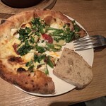 ワインの酒場。ディプント - 菜の花とリコッタチーズのピッツァとパン