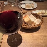 ワインの酒場。ディプント - ランブルスコ，パン，クリームチーズの醤油漬け