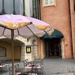 マンマ・ビスコッティーズ・ベーカリー - ミラコホテル、入り口横。パラソルはダッフィ20周年です