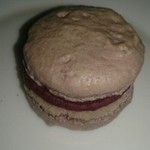 エーグルドゥース - カシスのマカロン