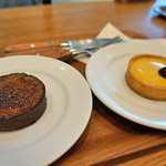 ブリュレタルト（左）380円　ﾊﾟｯｼｮﾝﾌﾙｰﾂﾀﾙﾄ（右）380円　税別