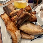 永楽食堂 - 鰤のカマ焼き。ラッコは胸ビレ部位をいただきました