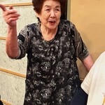 永楽食堂 - お店のお母様。テーブルを回ってお客様にご挨拶中、、これは通うな。ニッポンの母は素敵っす（＾◇＾）