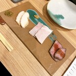 炭屋 なかむら - お通し(低温調理された鶏ハム、豚ロースハム、牛ローストビーフ)