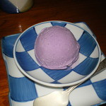 瀬里奈 - 　タロイモのアイスクリームです。淡い紫色なのでぶどう味のアイスクリームと見分けがつきませんが、味はビスケットアイスと同じ濃厚さで美味しいです。提供されない日もあるので注意してください。