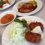 キッチンふるはし - Ａセット「ハンバーグ・カニコロッケ・小エビのトマトソース煮」（１，４９０円）これにライス・味噌汁・漬物が付きます。２０１４年８月