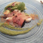 アクイユ - ガスパッチョのグラニテと海の幸（かんぱち）の冷製オードブルは、カルパッチョキュウリのソース