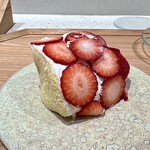 Haruka Murooka - この日なんと私を含めお誕生日の方が6人中4名！
      凄い偶然に一同びっくりしながら喜びを共有しました。
      写真の苺ケーキは、他のお客様がオーダーしていた物を、お裾分けしていただきました(*'▽'*)