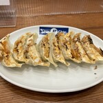 博多らーめん ShinShin 天神本店 - 餃子は小ぶりでペロっと行ける