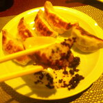 粋圓 - 黒ウーロン茶 氷抜き ＆ ピータン ＆ 特製餃子4個✖️2 ＆ 桜海老の上海やきそば ＆ 国産豚足の上海煮込み ＆ アイスクリーム