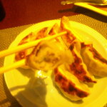 粋圓 - 黒ウーロン茶 氷抜き ＆ ピータン ＆ 特製餃子4個✖️2 ＆ 桜海老の上海やきそば ＆ 国産豚足の上海煮込み ＆ アイスクリーム