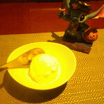 粋圓 - 黒ウーロン茶 氷抜き ＆ ピータン ＆ 特製餃子4個✖️2 ＆ 桜海老の上海やきそば ＆ 国産豚足の上海煮込み ＆ アイスクリーム