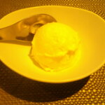 粋圓 - 黒ウーロン茶 氷抜き ＆ ピータン ＆ 特製餃子4個✖️2 ＆ 桜海老の上海やきそば ＆ 国産豚足の上海煮込み ＆ アイスクリーム