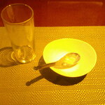 粋圓 - 黒ウーロン茶 氷抜き ＆ ピータン ＆ 特製餃子4個✖️2 ＆ 桜海老の上海やきそば ＆ 国産豚足の上海煮込み ＆ アイスクリーム