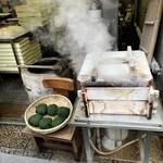 総本家 寿屋 - よもぎを蒸していました。