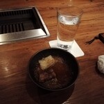 焼肉うしごろ - ポン酢の中に入れた、半分に切った大判サーロインとその牛脂です。