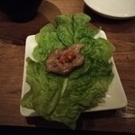 焼肉うしごろ - サンチュの上にのせた、極みのタンです。