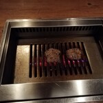 焼肉うしごろ - 網の鉄板で調理している、極みのタンその5です。