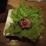 焼肉うしごろ - サンチュの上にのせた、極みのタンです。