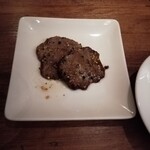 焼肉うしごろ - 網の鉄板で調理してもらった極みのタン2枚です。