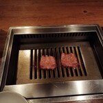 焼肉うしごろ - 網の鉄板で調理している、極みのタンその3です。