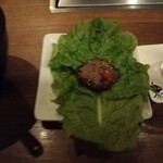 焼肉うしごろ - サンチュの上にのせた、極みのタンです。