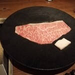 焼肉うしごろ - 島根県産の大判サーロインと、牛脂です。