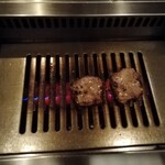 焼肉うしごろ - 網の鉄板で調理している、極みのタンその1です。