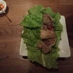 焼肉うしごろ - サンチュの上にのせた、半分に切った大判サーロインとその牛脂です。