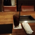 焼肉うしごろ - テーブル席とおしぼり、コカ・コーラです。