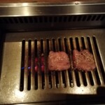 焼肉うしごろ - 網の鉄板で調理している、極みのタンその2です。
