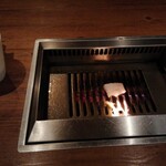 焼肉うしごろ - 網の鉄板で、牛脂を焼いているところです。