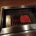 焼肉うしごろ - 網の鉄板で調理している、特選サーロインです。