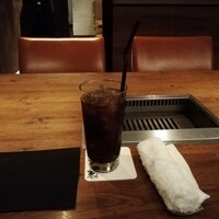 焼肉うしごろ 西麻布本店 - テーブル席とおしぼり、コカ・コーラです。