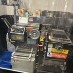 ひさまつ軒 - 店内に鎮座する製麺機さん。これで毎日朝から頑張って製麺してるそうです