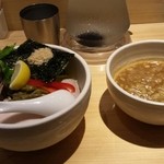 むぎとオリーブ - 鶏と蛤の濃厚つけ麺　９８０円、さっぱりした醤油ベース＆野菜たっぷり