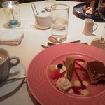 アクイユ - デザート盛り合わせでアートでしたコーヒーと共に(*｀◇´*)/ ハーイ♪
