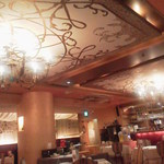 アクイユ - 豪華な店内、個室もあるそうです。