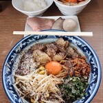 王者-23 - ホルモンブラックまぜそばと、追い飯＆ローストポーク丼＆チャーシュー盛り