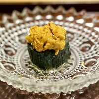 WASHOKU たか木 - ❶筑陽茄子、ムラサキ雲丹
                  〜薄味に炊いた宮崎地元産の茄子にムラサキ雲丹をのせて。茄子と言えば佐土原産が有名だが、これは地元で流通している筑陽茄子が嬉しい