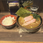 神田ラーメン わいず - 濃いめ、多め。