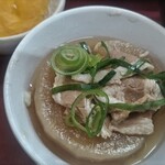 四日市ヒモノ食堂 扶桑店 - 小鉢に豚の大根煮あり。