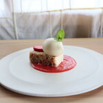 さじこよみ - チーズケーキ いちごのソース　自家製豆乳ジェラート　