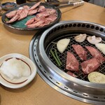 焼肉金金 - 大根おろしで食べる塩焼き盛り合わせ（一部）