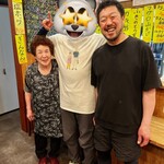 永楽食堂 - 千葉からいらしたご常連男子。お店のTシャツを着て登場。右は厨房を預かる？息子さんかな