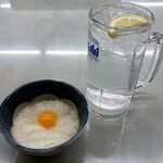 桑田食堂 - 「月見とろろ」（200円）と「麦焼酎」（450円）水割り