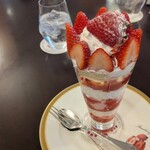 フルーツパーク富士屋ホテル - 料理写真:いちごパフェ(¥2,700)