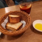 ヴィーノエラーボ - お通しのパン