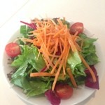 ブラッスリー アミカル - お皿からこぼれそうなサラダ